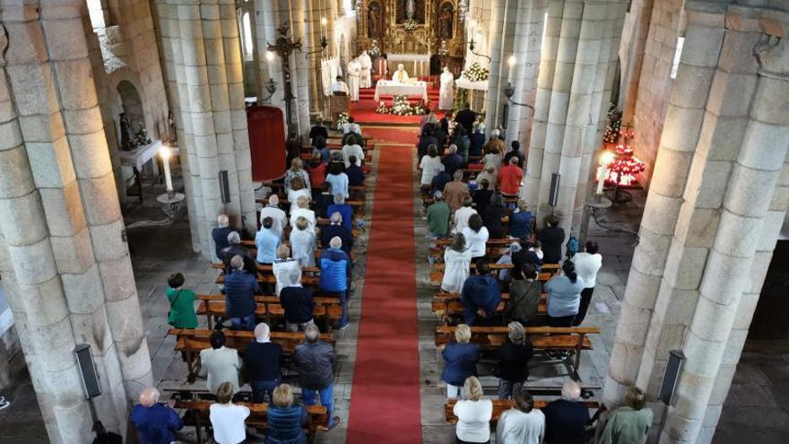 Los fieles acudieron ayer “masivamente” a honrar a Nosa Señora de Aciveiro.   | // CEDIDA