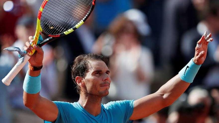 Rafa Nadal saluda al público tras lograr ayer un cómodo triunfo ante el argentino Guido Pella.