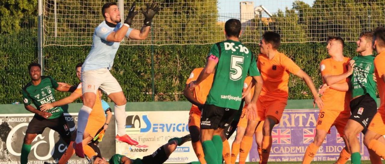 Un lance en el área en el duelo Sant Jordi-Platges de Calvià. | VICENT MARÍ