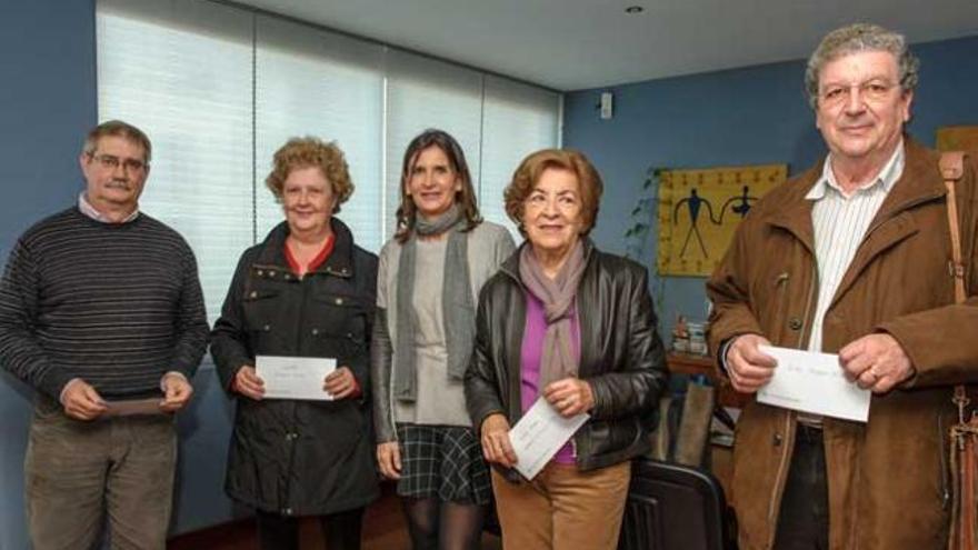 Los representantes de las cuatro entidades que han recibido el donativo.