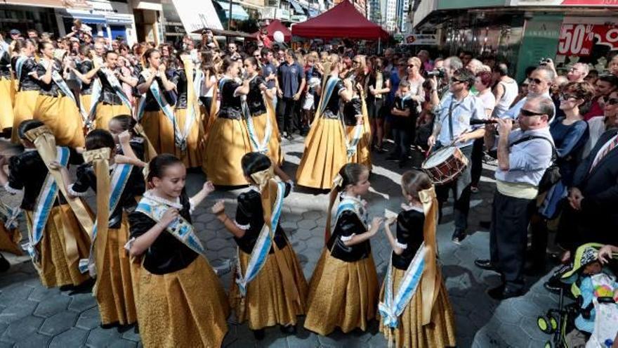 Las damas de las Fiestas Mayores, bailando el «peuet».
