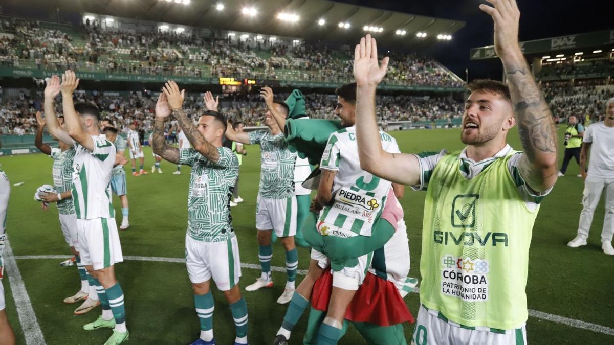 Los futbolistas del Córdoba CF celebran un triunfo junto a la afición en El Arcángel.