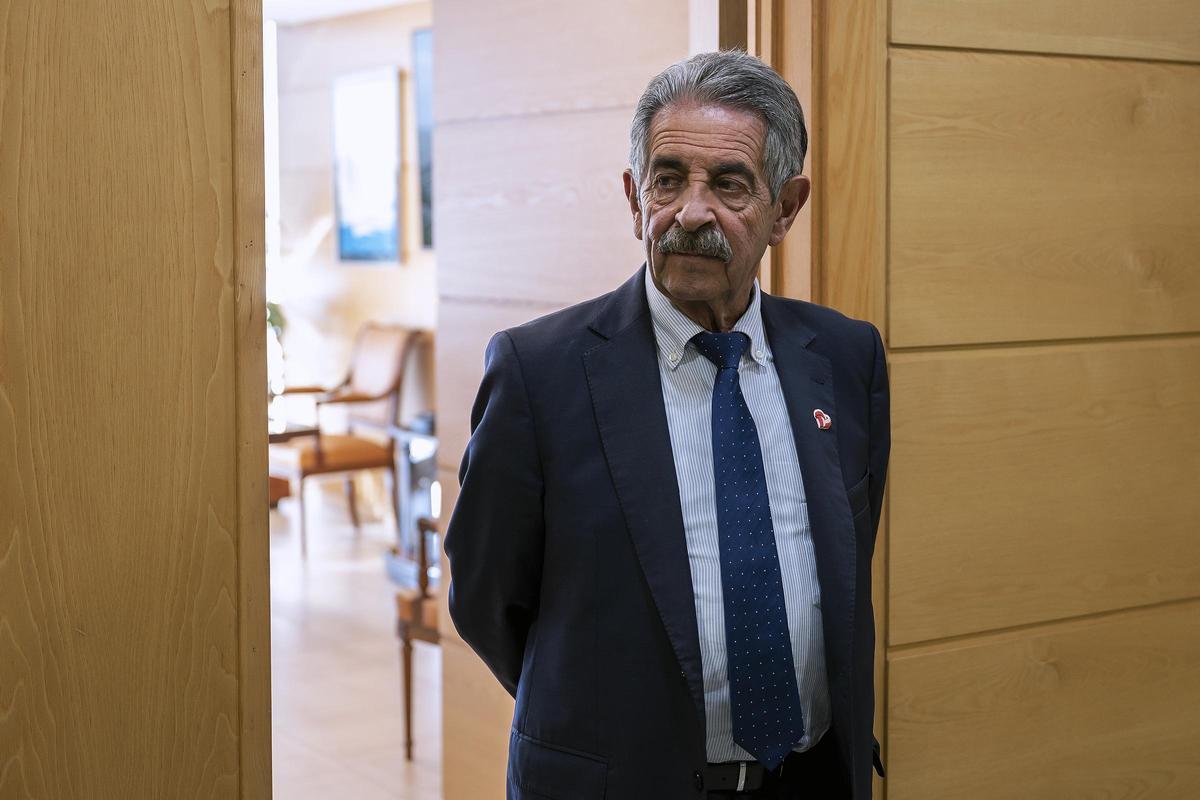 SANTANDER, 09/02/2023.- El presidente de Cantabria, Miguel Ángel Revilla antes de la rueda de prensa celebrada este jueves en Santander en la que ha exigido que rueden cabezas de más nivel que la de los dos parvulillos que han elegido Adif y Renfe para depurar responsabilidades por el retraso de dos años en la entrega de los trenes de cercanías que tienen que renovar la flota de Cantabria y Asturias. EFE/Pedro Puente Hoyos SANTANDER, 09/02/2023.- El presidente de Cantabria, Miguel Ángel Revilla antes de la rueda de prensa celebrada este jueves en Santander en la que ha exigido que rueden cabezas de más nivel que la de los dos parvulillos que han elegido Adif y Renfe para depurar responsabilidades por el retraso de dos años en la entrega de los trenes de cercanías que tienen que renovar la flota de Cantabria y Asturias. EFE/Pedro Puente Hoyos