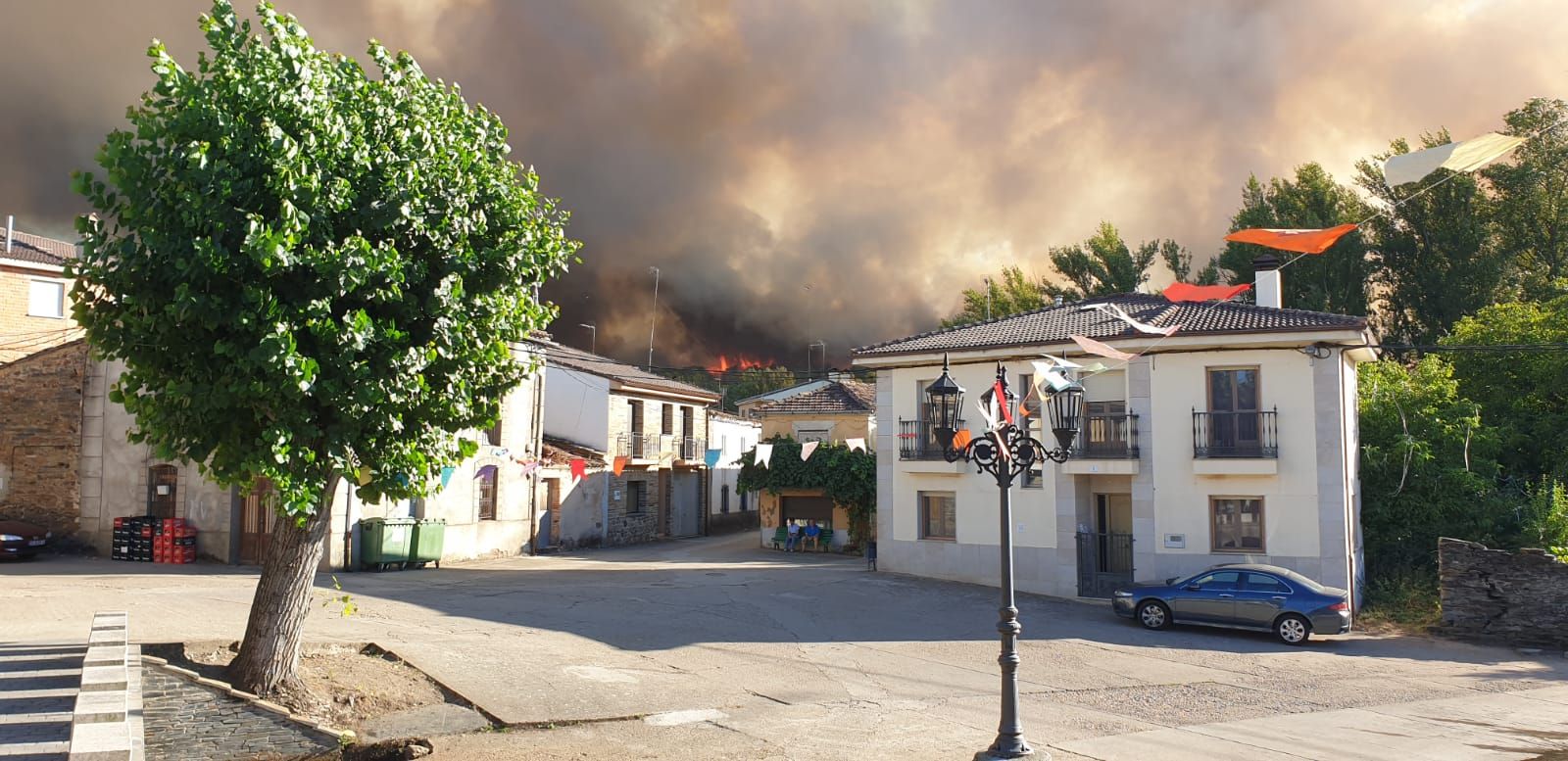 Las espectaculares imágenes del avance del fuego de Trabazos