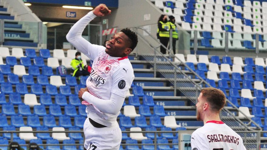 Rafael Leao celebra su gol al Sassuolo.