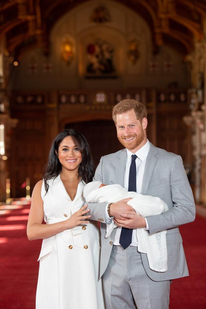 Meghan Markle y el príncipe Harry presentan a su bebé