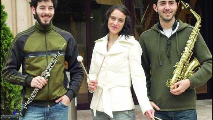 De izquierda a derecha, Andrés Fernández, Raquel San Martín y Guillermo Rodríguez, frente al Auditorio ovetense.