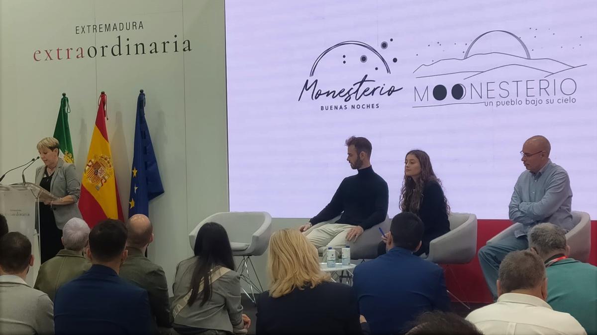 Loli Vargas, Pablo, Miriam y Víctor en el stand de Extremadura en FITUR