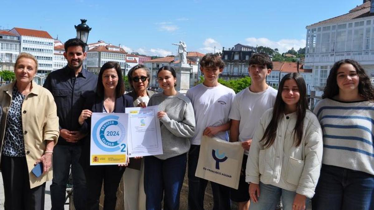 El alumnado del IES Francisco Aguiar posa con el premio junto a docentes y la alcaldesa de Betanzos.