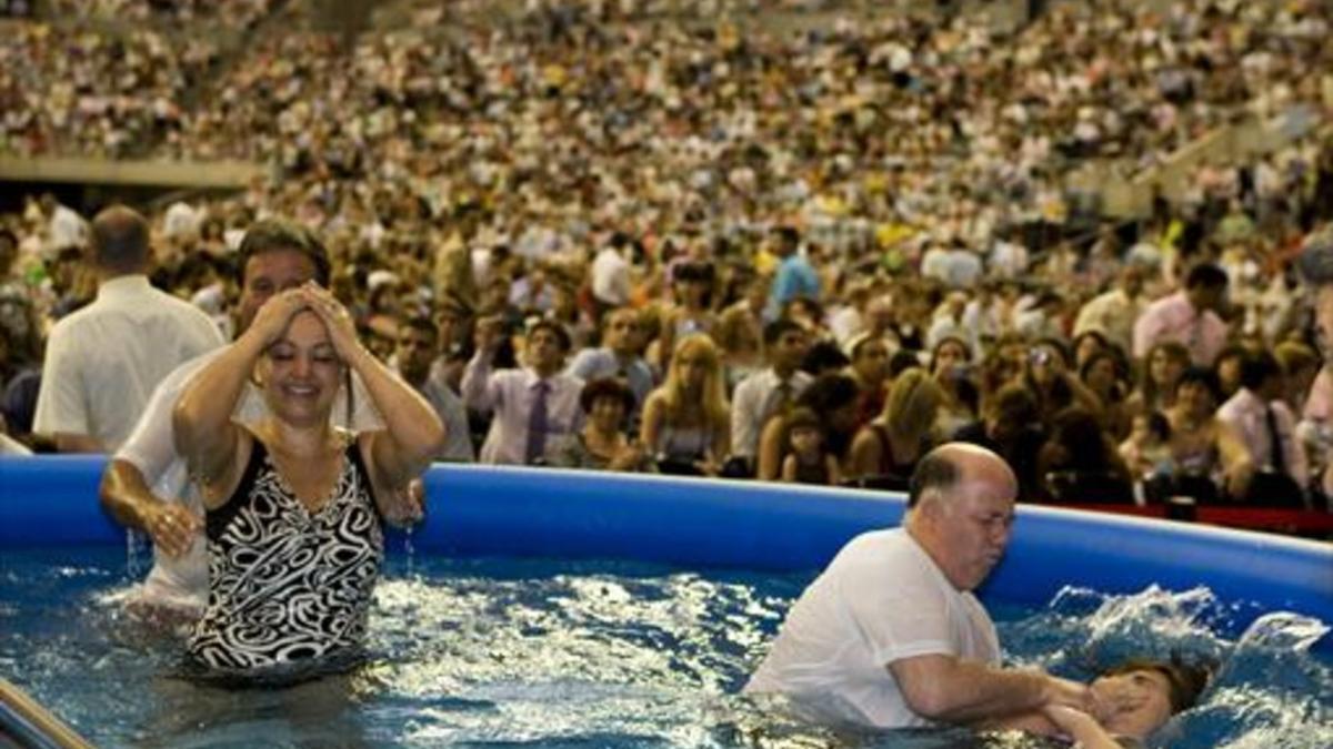 Bautizo de testigos de Jehová, en el 2009, en el Palau Sant Jordi.