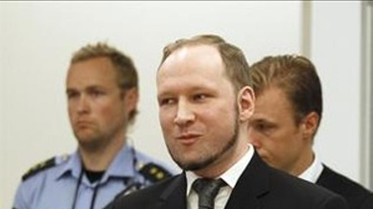 Breivik sonríe al escuchar el veredicto en el tribunal de Oslo, este viernes.