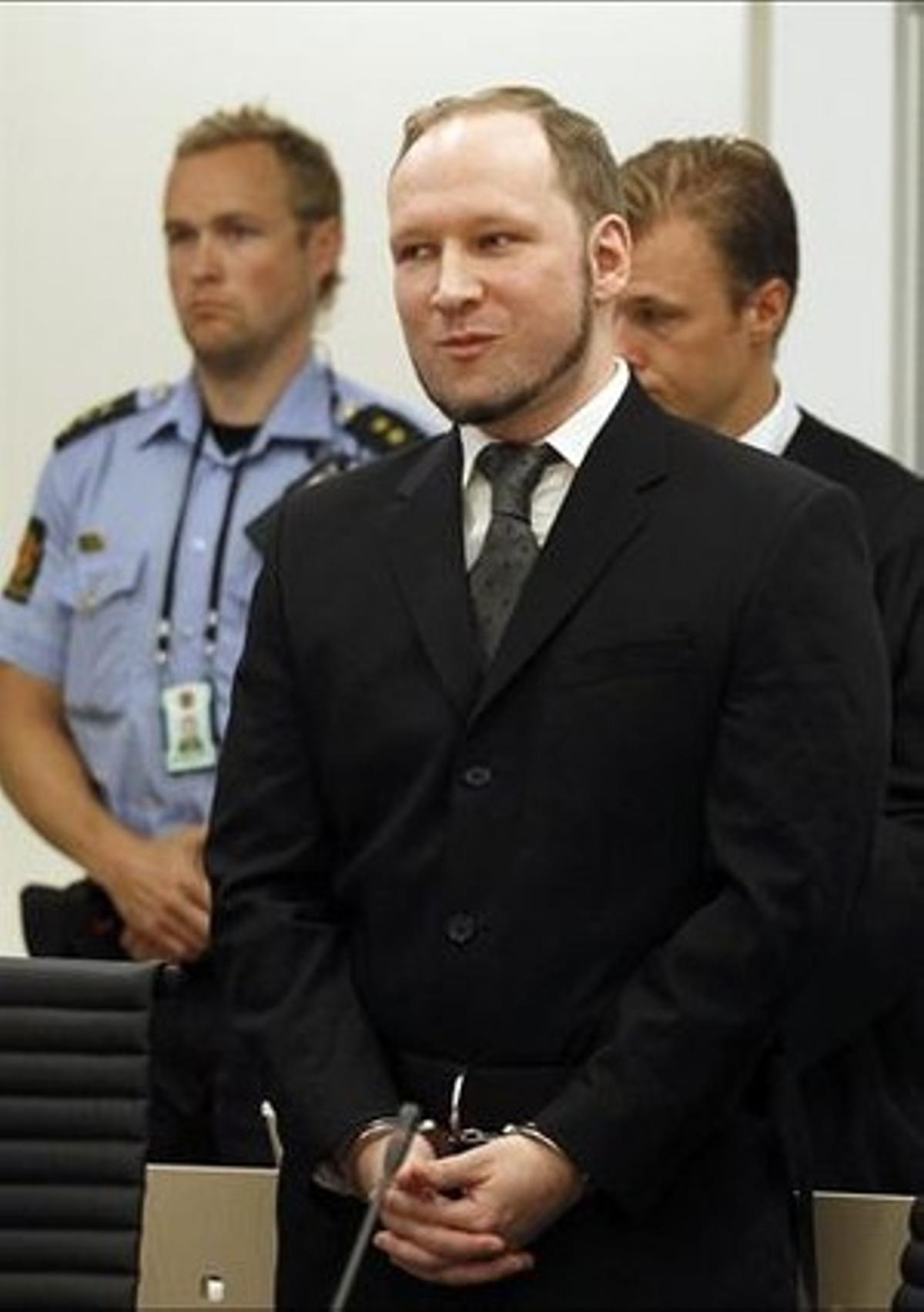 Breivik somriu a l’escoltar el veredicte al tribunal d’Oslo, aquest divendres.