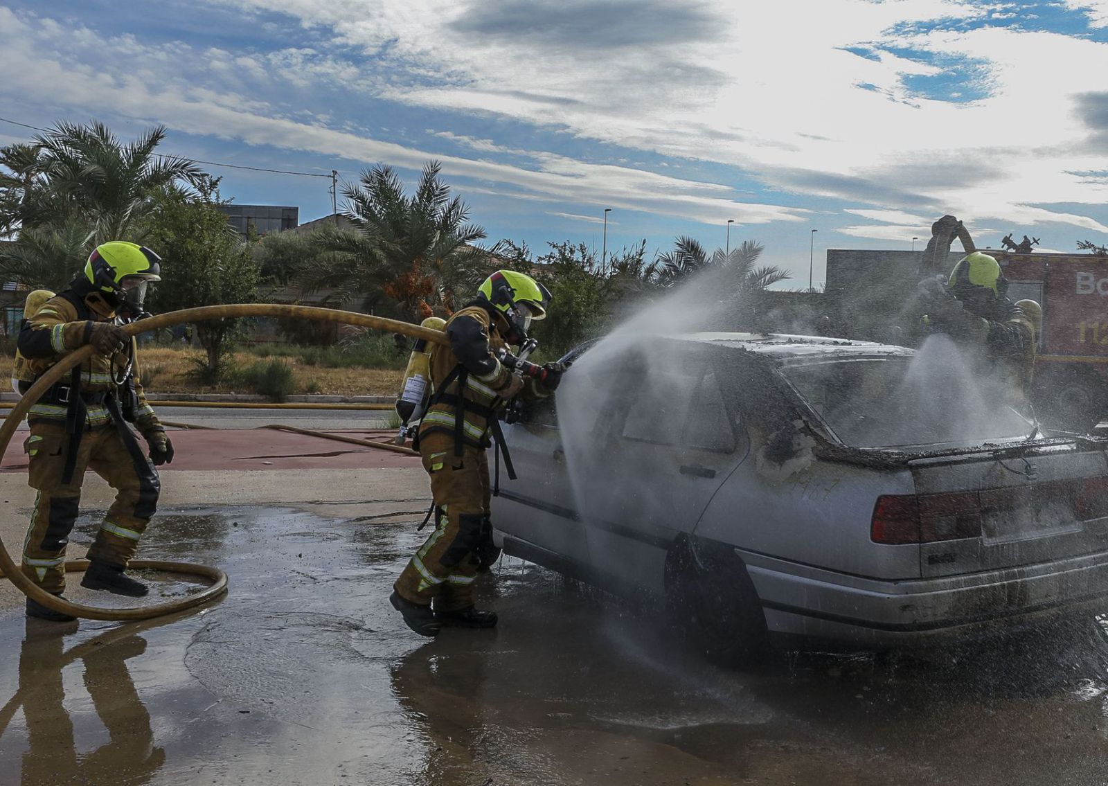 En los incendios de coches eléctricos o de gas son necesarias dos líneas de extinción. Antonio Amorós