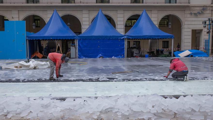 Instalación de la pista de hielo en la plaza del Ayuntamiento