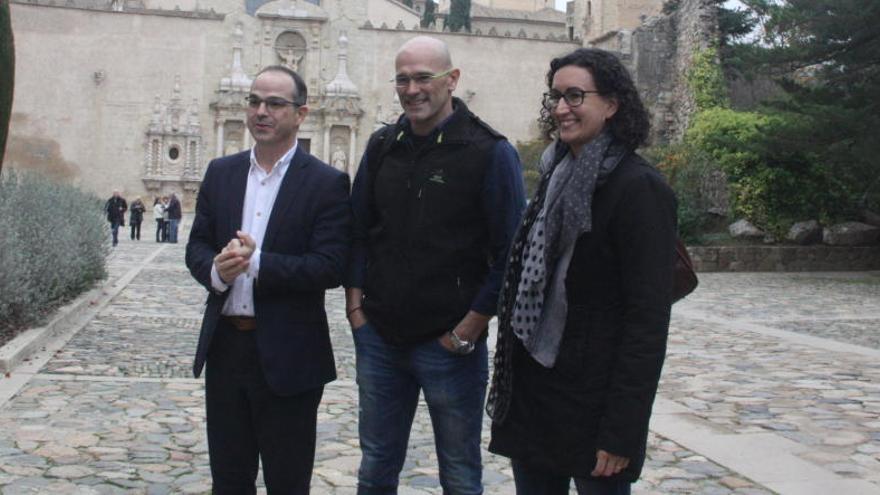 Turull, Romeva i Rovira davant del monestir de Poblet.