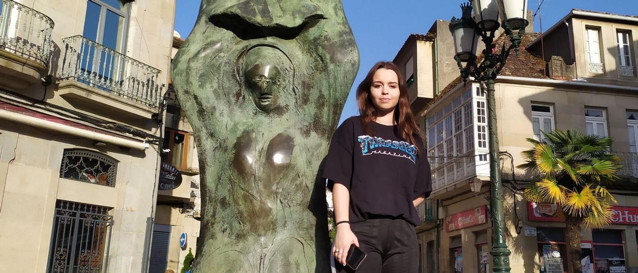 Marta Míguez, ayer, junto a la escultura de las “penlas” en la Praza da Constitución de Redondela.   | // A.P.