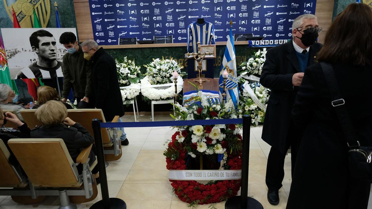 Las imágenes de la capilla ardiente de Antonio Benítez en La Rosaleda