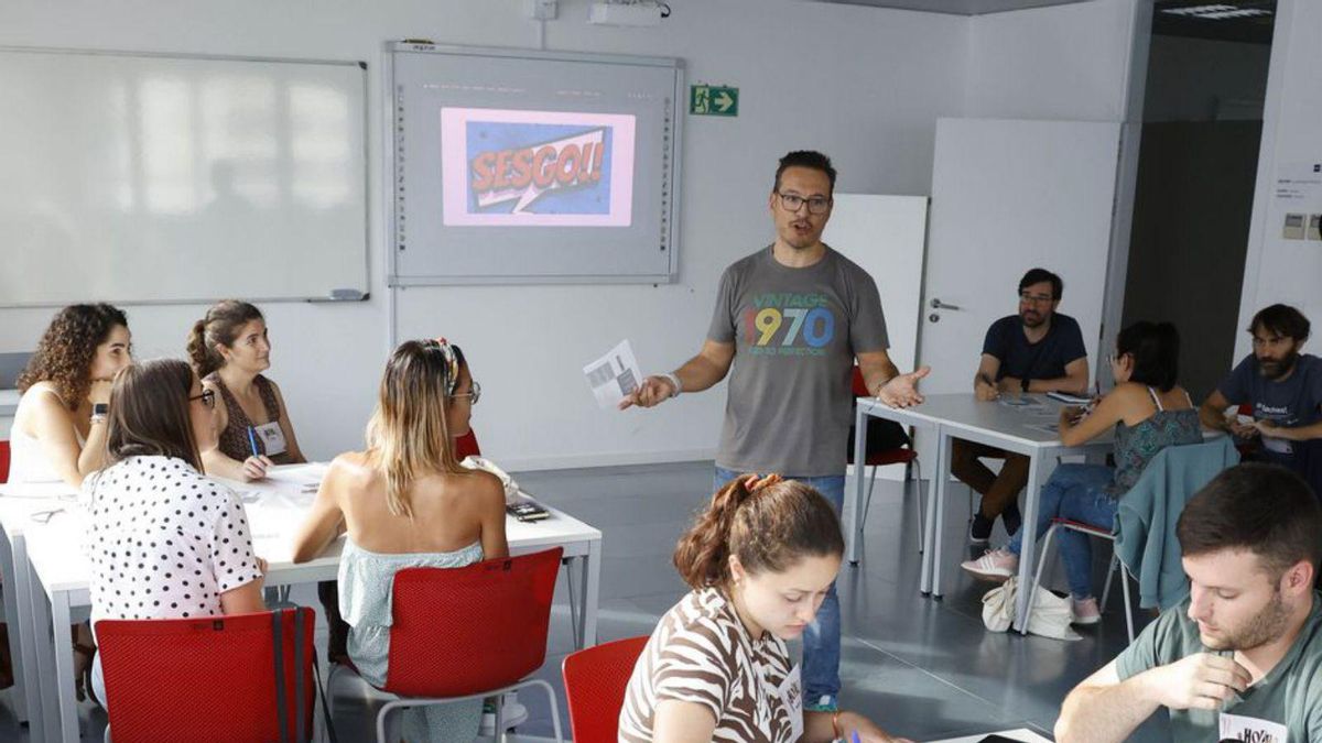Manel Rives actuó en el taller “Critica y haz que algo dure” durante el foro. | // A.VILLAR Manel Rives actuó en el taller “Critica y haz que algo dure” durante el foro. | // A.VILLAR