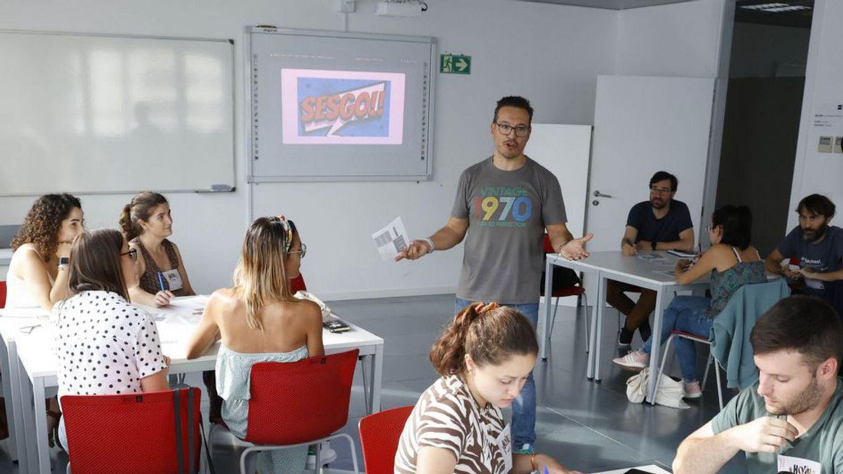 Manel Rives protagonizó el taller ‘Critica y crea, 
que algo queda’ durante el Foro.   | // A.VILLAR