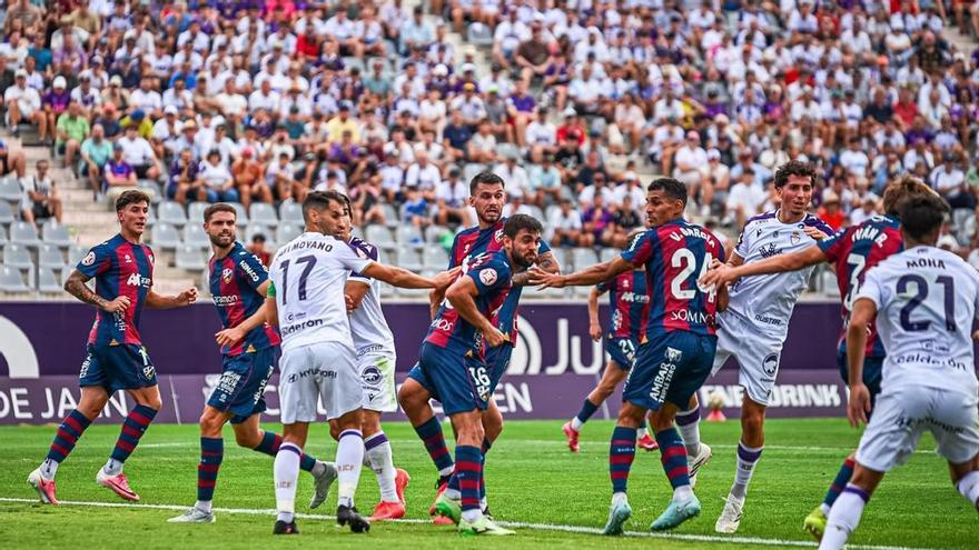 La iniciativa de un rival del Real Zaragoza en Primera RFEF para conseguir ingresos extra: "Conserva incluso los restos de césped y del pigmento nutritivo del campo"