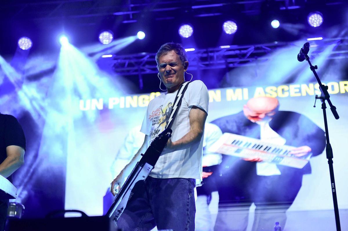 Fotogalería | Las imágenes de los conciertos de Paco Santos y Un pingüino, en la feria de Plasencia