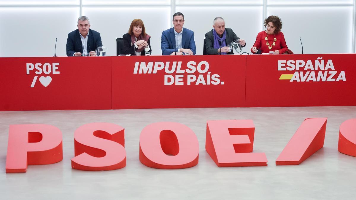 El presidente del Gobierno, Pedro Sánchez, durante la reunión de la ejecutiva del PSOE con el secretario general de UGT, Pepe Álvarez, este lunes.