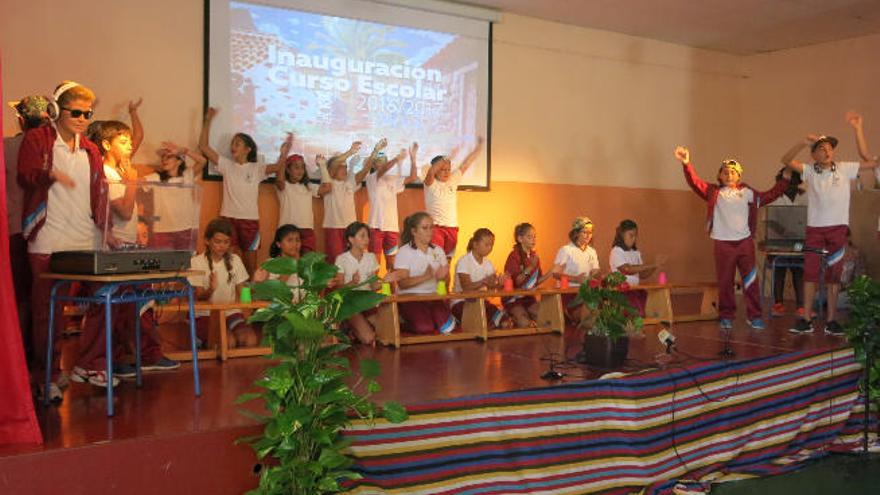 Los estudiantes de Santa Lucía celebran el comienzo del curso