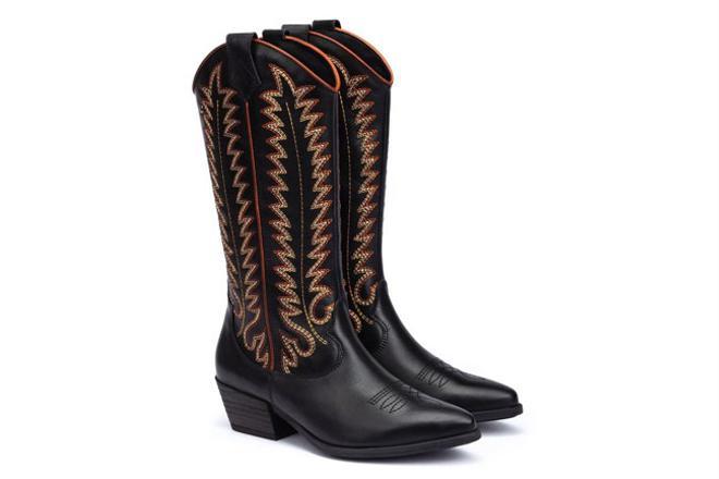 Botas negras de cowboy de la colección de Ariadne Artiles para Pikolinos