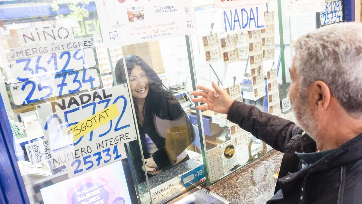 Oller atenent els clients des de la finestreta