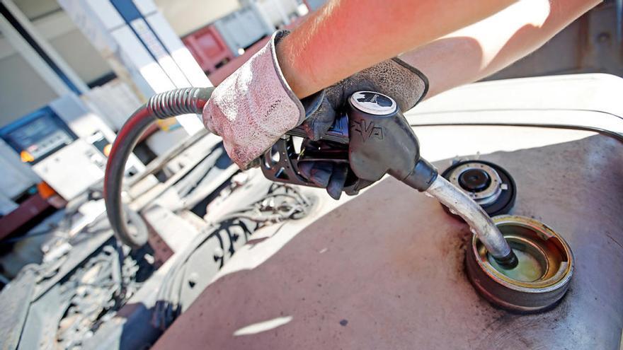 El empleado de una gasolinera en Vigo llena el depóstio a un cliente // Marta G. Brea