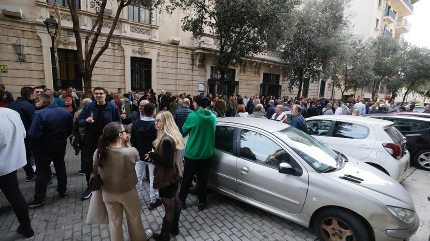 Más de 100 taxistas se concentran ante el Parlament cuando se debate una ley para regular el sector