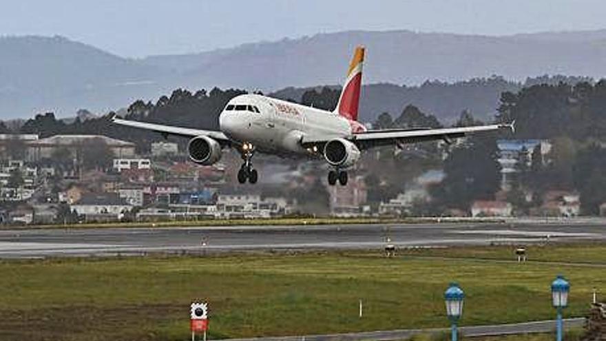 Un avión de Iberia en el aeropuerto de Alvedro.