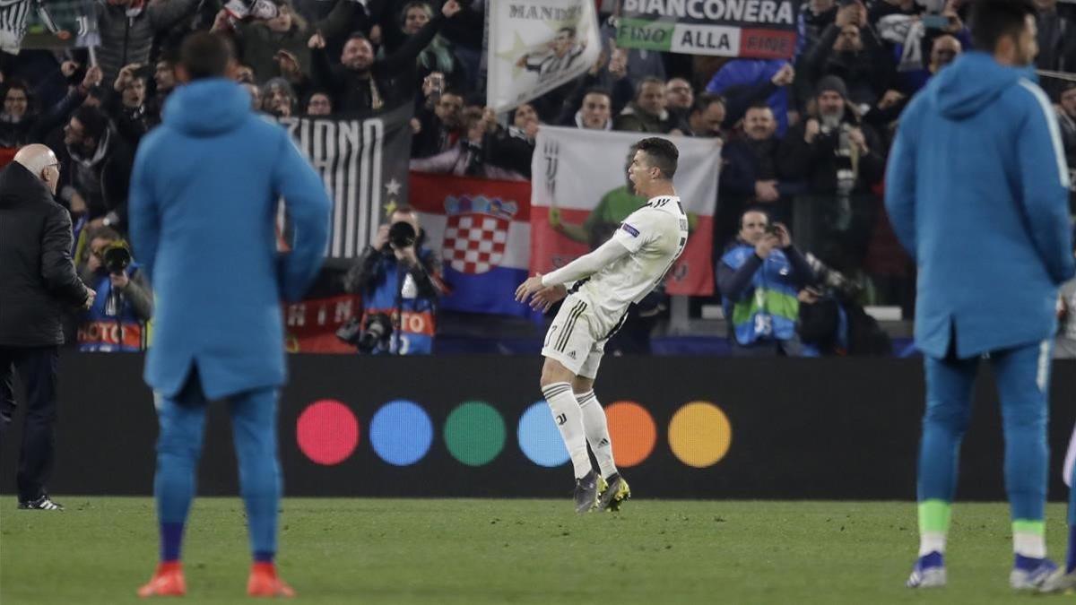 El gesto de Cristiano Ronaldo tras acabar el partido en el que eliminó al Atlético con tres goles.