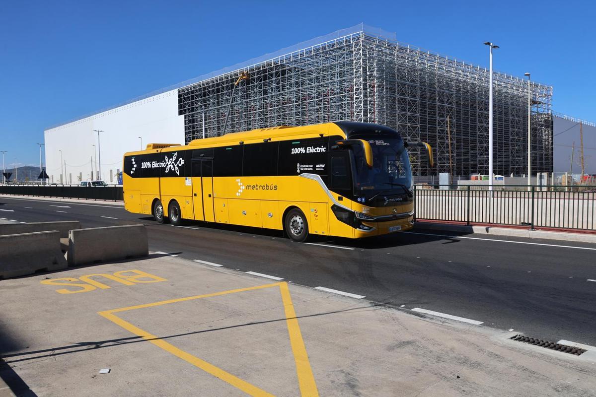 Autobús de la L120 a su paso por Parc Sagunt.