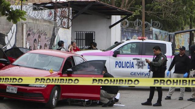 Policia a l’escena d’un assassinat al carrer, en plena escalada de violència a Culiacán, el juny del 2025. | JESÚS BUSTAMANTE / REUTERS