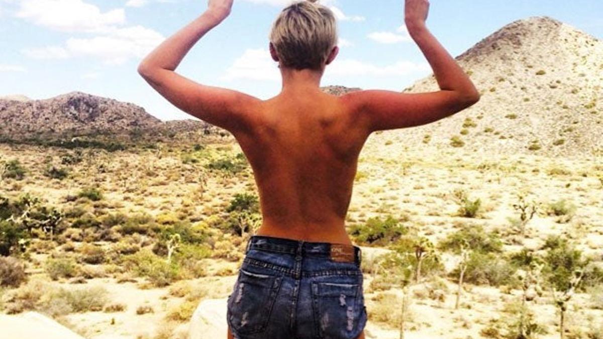 Miley Cyrus (casi) en pelota picada en el desierto