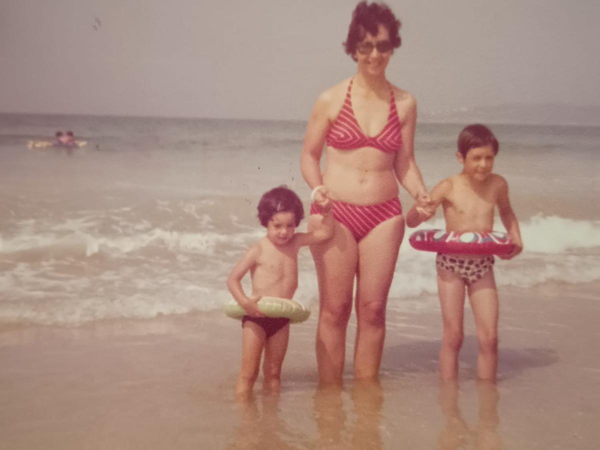 Sonia Dabalsa Bustamante (d.) junto a su madre y su hermana, en los años setenta.