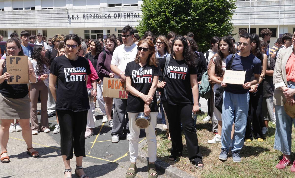 La comunidad educativa del centro vigués se concentró para protestar contra la forma de implantación de la nueva enseñanza.