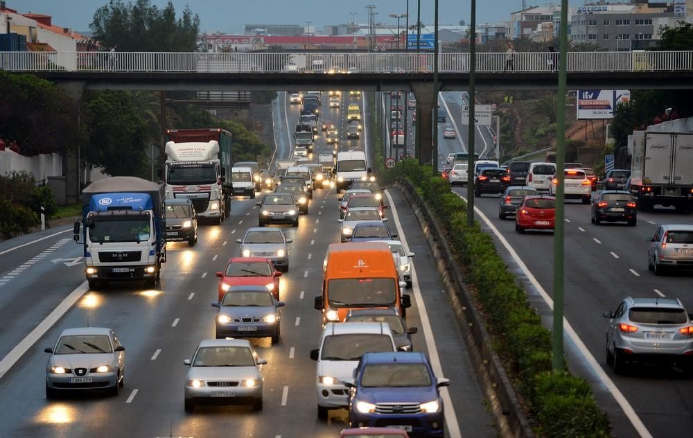 Colas de entrada a la ciudad por el socavón de la Avenida Marítima