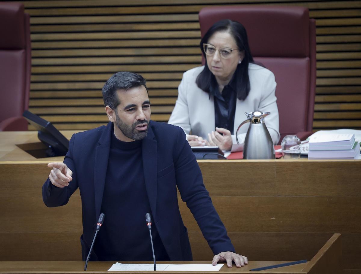 El síndic del PSPV, José Muñoz, interviene en el pleno, este miércoles, en las Corts.