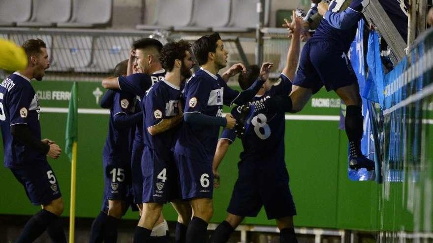 Los jugadores del Marino celebran el segundo gol con sus seguidores en A Malata.