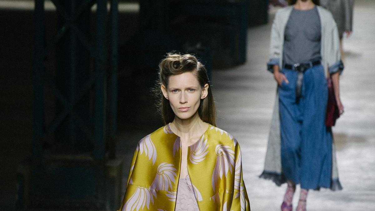 PFW: Dries Van Noten PrimaveraVerano 2016, capa dorada con hojas blancas