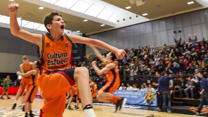 Pablo Luengo celebra el triunfo ante el Joventut.