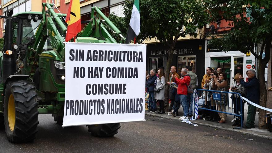 Los tractores abren el desfile de comparsas del Carnaval de Badajoz