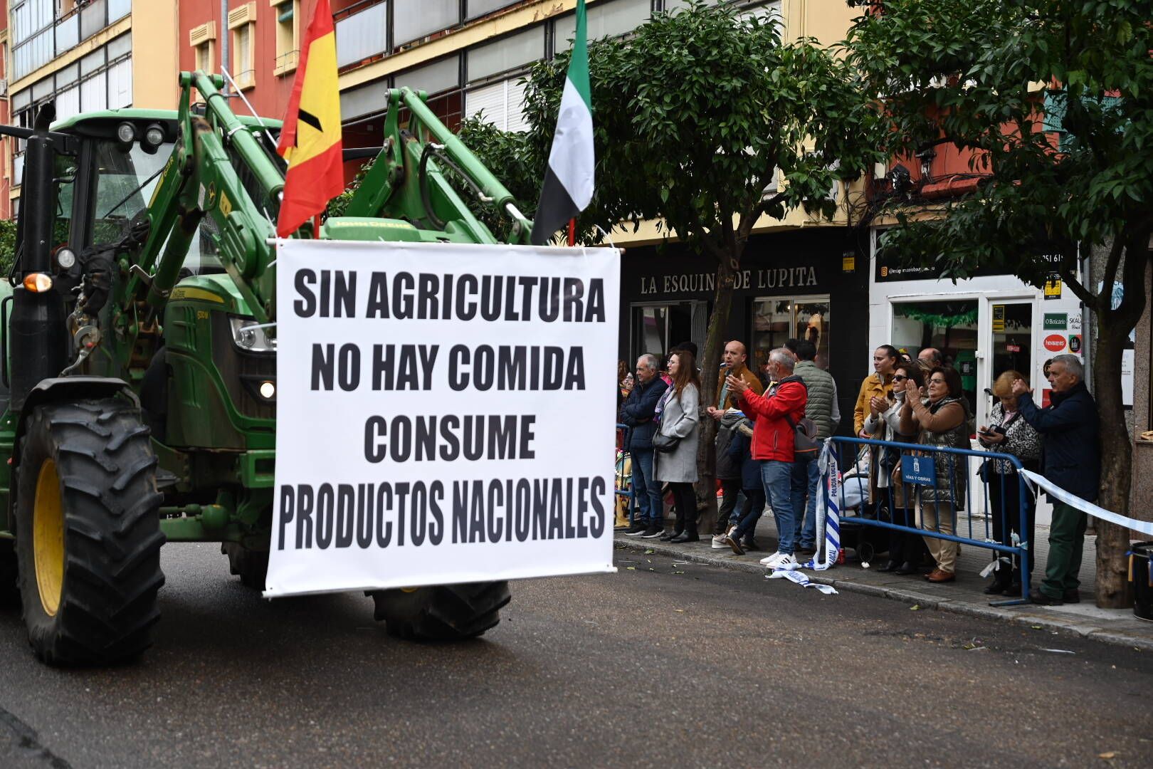 Galería | Los tractores abren el desfile de comparsas del Carnaval de Badajoz