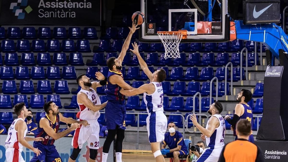 Mirotic lanza a canasta después de recoger un rebote en la zona del CSKA