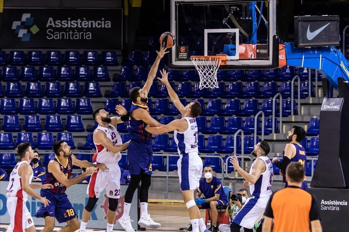Mirotic lanza a canasta después de recoger un rebote en la zona del CSKA
