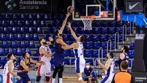 Mirotic lanza a canasta después de recoger un rebote en la zona del CSKA