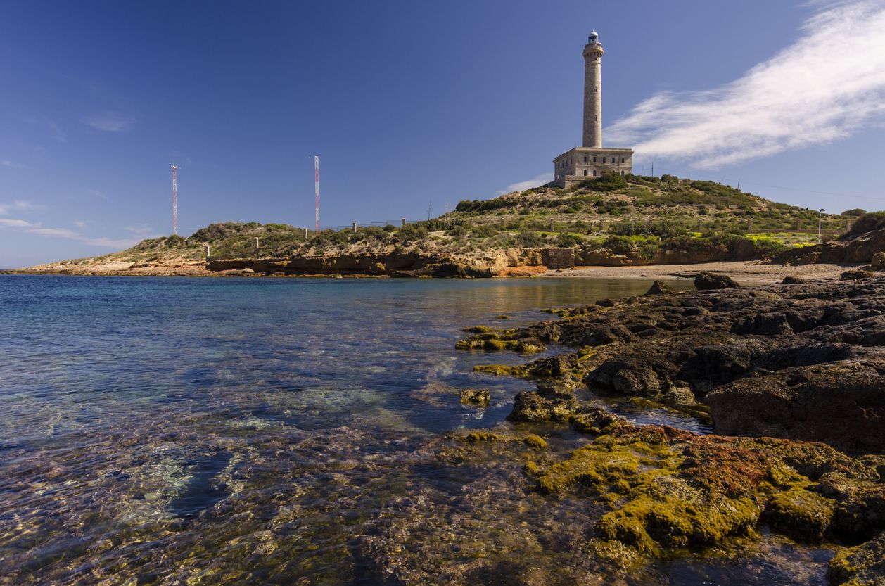 Faro de Cabo de Palos, situado en una pequeña península en Cartagena (Murcia) España
