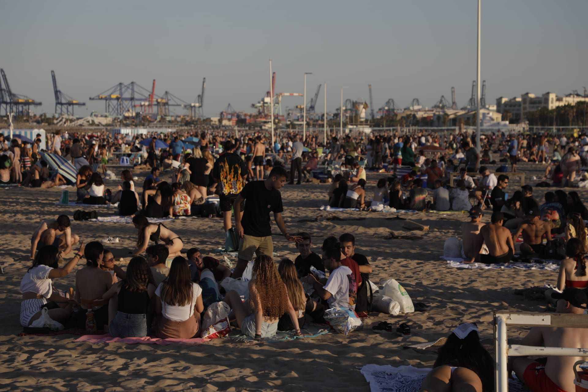 València inunda sus playas en el primer San Juan poscovid